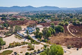 Wine Country Retreat Gorgeous Views Minutes to Wineries