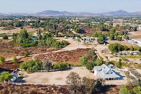 Wine Country Retreat Gorgeous Views Minutes to Wineries