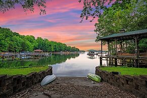 Shoreway Cove by Avantstay Waterfront Pool Dock