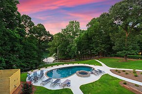 Shoreway Cove by Avantstay Waterfront Pool Dock