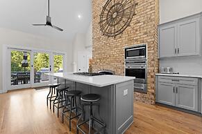 Shoreway Cove by Avantstay Waterfront Pool Dock