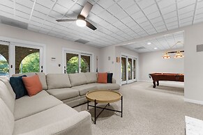 Shoreway Cove by Avantstay Waterfront Pool Dock