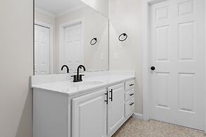 Shoreway Cove by Avantstay Waterfront Pool Dock