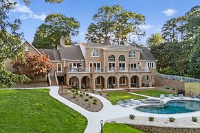 Shoreway Cove by Avantstay Waterfront Pool Dock