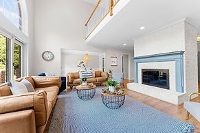 Shoreway Cove by Avantstay Waterfront Pool Dock