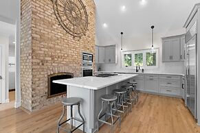 Shoreway Cove by Avantstay Waterfront Pool Dock