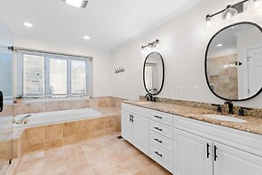 Shoreway Cove by Avantstay Waterfront Pool Dock