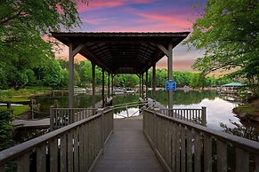 Shoreway Cove by Avantstay Waterfront Pool Dock