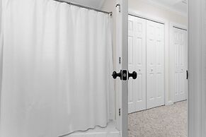 Shoreway Cove by Avantstay Waterfront Pool Dock