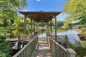 Shoreway Cove by Avantstay Waterfront Pool Dock