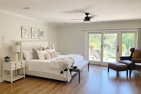 Shoreway Cove by Avantstay Waterfront Pool Dock