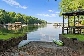 Shoreway Cove by Avantstay Waterfront Pool Dock