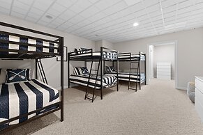 Shoreway Cove by Avantstay Waterfront Pool Dock