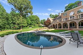 Shoreway Cove by Avantstay Waterfront Pool Dock