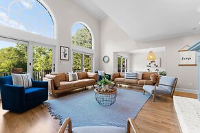 Shoreway Cove by Avantstay Waterfront Pool Dock