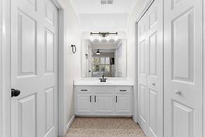 Shoreway Cove by Avantstay Waterfront Pool Dock