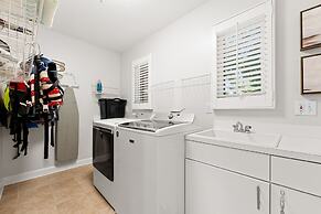 Shoreway Cove by Avantstay Waterfront Pool Dock