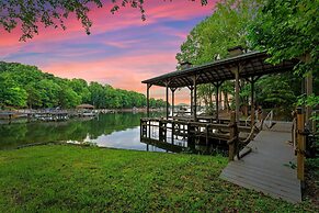 Shoreway Cove by Avantstay Waterfront Pool Dock