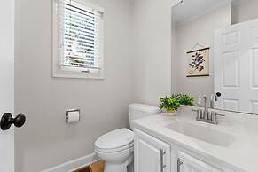 Shoreway Cove by Avantstay Waterfront Pool Dock