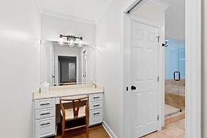 Shoreway Cove by Avantstay Waterfront Pool Dock