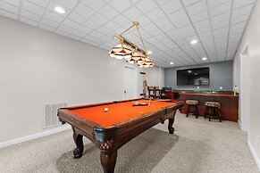 Shoreway Cove by Avantstay Waterfront Pool Dock