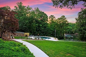 Shoreway Cove by Avantstay Waterfront Pool Dock