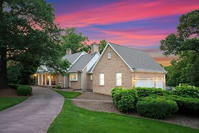 Shoreway Cove by Avantstay Waterfront Pool Dock