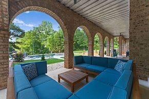 Shoreway Cove by Avantstay Waterfront Pool Dock