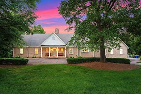 Shoreway Cove by Avantstay Waterfront Pool Dock