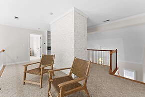 Shoreway Cove by Avantstay Waterfront Pool Dock