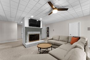 Shoreway Cove by Avantstay Waterfront Pool Dock