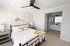 Shoreway Cove by Avantstay Waterfront Pool Dock