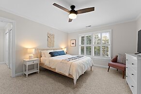 Shoreway Cove by Avantstay Waterfront Pool Dock