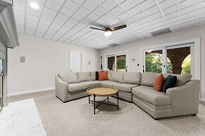 Shoreway Cove by Avantstay Waterfront Pool Dock