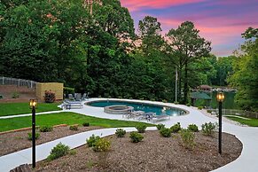 Shoreway Cove by Avantstay Waterfront Pool Dock