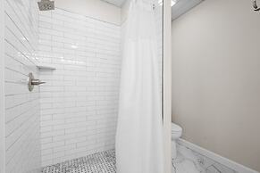 Shoreway Cove by Avantstay Waterfront Pool Dock