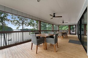 Water Break at the Lake by Avantstay Lakefront Private Dock