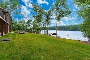 Water Break at the Lake by Avantstay Lakefront Private Dock