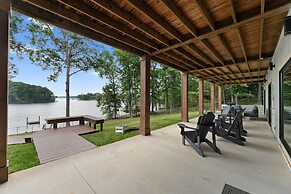 Water Break at the Lake by Avantstay Lakefront Private Dock