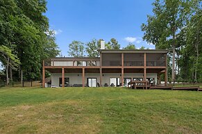 Water Break at the Lake by Avantstay Lakefront Private Dock