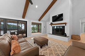 Water Break at the Lake by Avantstay Lakefront Private Dock