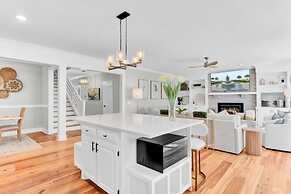 Southern Oasis by Avantstay 0 5mi Walk to the Beach Pool Patio Large Y