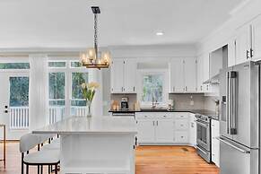 Southern Oasis by Avantstay 0 5mi Walk to the Beach Pool Patio Large Y