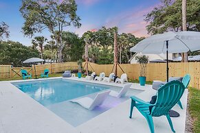 Southern Oasis by Avantstay 0 5mi Walk to the Beach Pool Patio Large Y