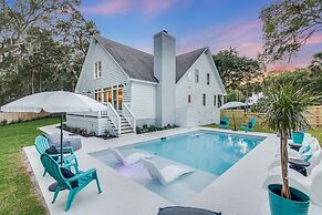 Southern Oasis by Avantstay 0 5mi Walk to the Beach Pool Patio Large Y