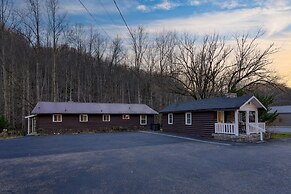 Creekside Haven Gatlinburg Escape by a Bubbling Creek Near Top Attract