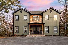 Greene Mountain Lodge by Avantstay Sleeps 22 Hot Tub Game Room Theater