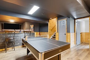 Greene Mountain Lodge by Avantstay Sleeps 22 Hot Tub Game Room Theater