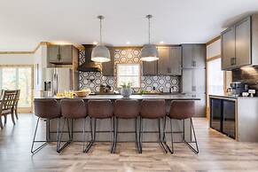 Greene Mountain Lodge by Avantstay Sleeps 22 Hot Tub Game Room Theater