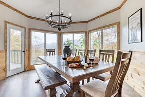 Greene Mountain Lodge by Avantstay Sleeps 22 Hot Tub Game Room Theater